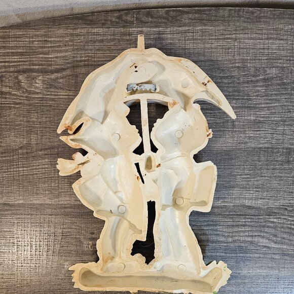 Boy and Girl Kissing Vintage Homeco Wall Decor -- ITEM #2239 - Picture 2 of 4